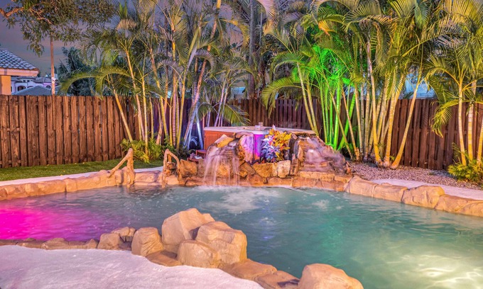 Lighthouse Point House | Sunny Florida Escape: Private Heated Pool, Hot Tub, Putting Green, Beach Nearby!