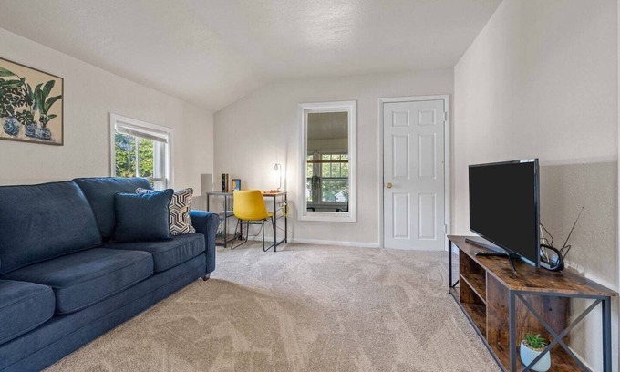 Green Bay Apartment | Sunny, Furnished 2 Bedroom Upper Apt Near Downtown Green Bay