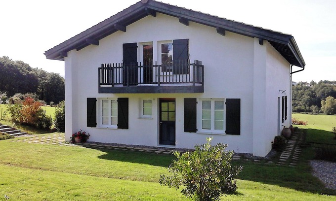 Saint-Pee-sur-Nivelle Apartment | Sunny garden apartment in a breathtaking location