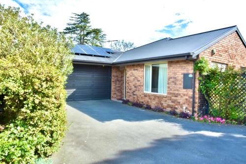Papanui Villa | Sunny Garden Retreat - 3-BR Home near Mall, City & Airport