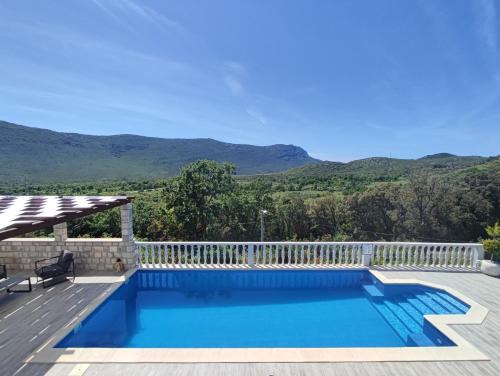 Ston Villa | Sunny Hill