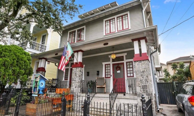 Irish Channel House | Sunny Historic 2br Magazine Street House