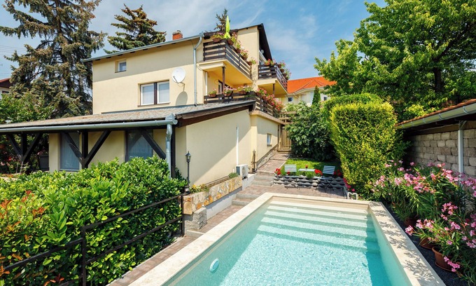 Balatonalmadi House | Sunny holiday home with Pool/BBQ area/AC/ParkingnCasa Montana-Country Apartment