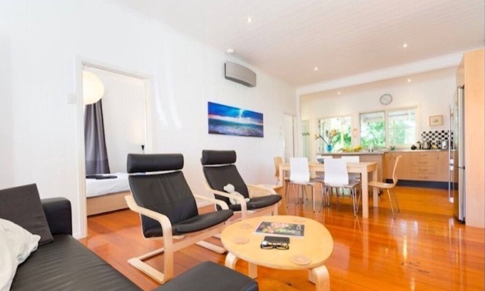 Highgate Hill House | Sunny Home - 2 Bedroom + Deck
