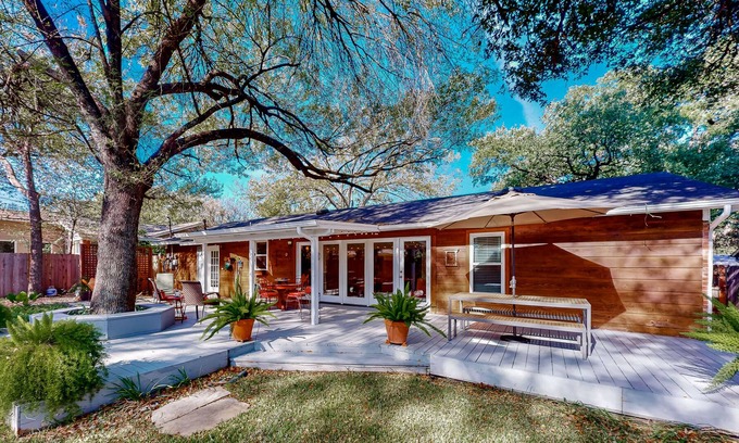 Allandale House | Sunny home in quiet neighborhood, w/ full kitchen, fenced yard, & backyard deck!