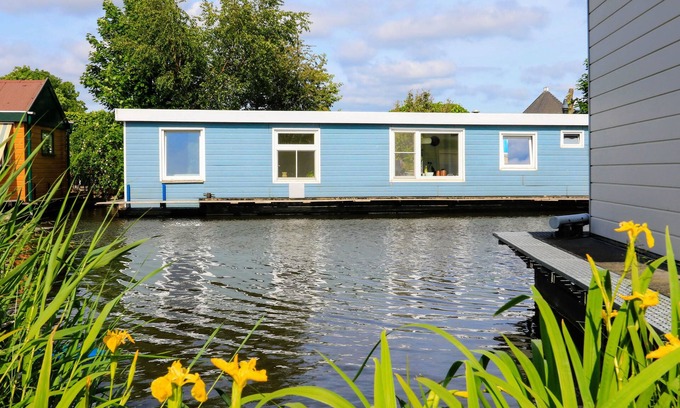 Het Kalf Boat Rental | Sunny houseboat near Amsterdam & windmills!