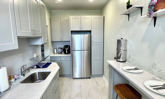 West Side Condo | Sunny Jersey City 1BR – Extended Stays, King Bed & Park View, 25min to NYC & EWR