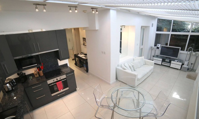 Bayswater Apartment | SUNNY LARGE GARDEN FLAT on KILDARE GARDENS near Paddington station
