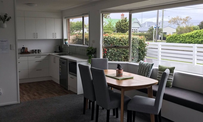 Saint Kilda House | Sunny Little Gem on the Flat