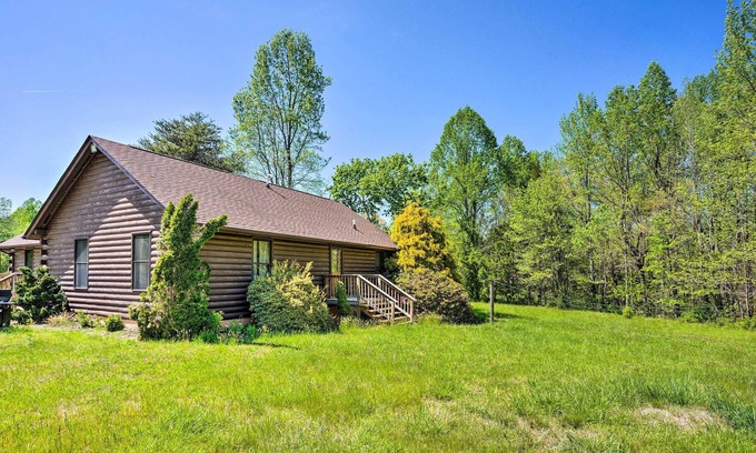 Louisa County Cabin | Sunny Log Cabin Retreat w/ Spacious Backyard