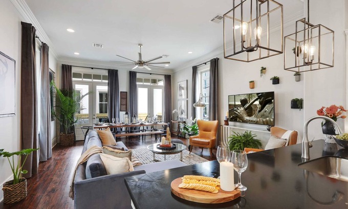 Bywater House | Sunny, Midcentury Luxury Home, near French Quarter