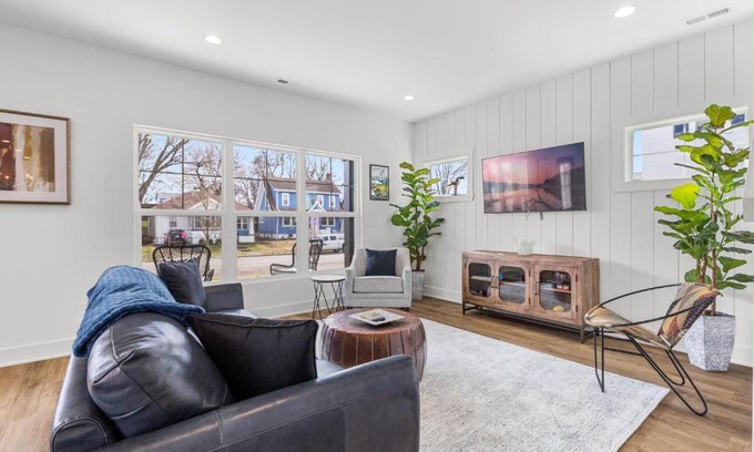 Jeffersonville House | Sunny & modern Derby house