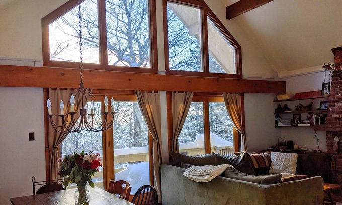 Bromley Mountain Condo | Sunny mountain getaway!