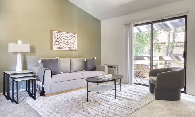 Shoreline West Apartment | Sunny Mountain View 1BR w/W/D, Pool & Gym, near Safeway, by Blueground