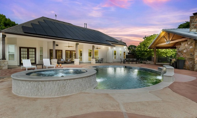 Fredericksburg House | Sunny Oak | Sleeps 10 | Pool/Hot Tub | Outdoor kitchen with Fireplace