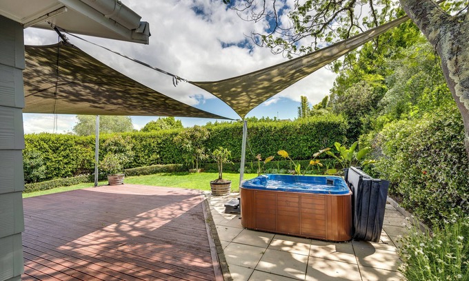 Havelock North House | Sunny Oasis - Havelock North Retreat