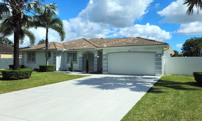 Homestead House | Sunny Oasis with Private Pool, Sunny Oasis with Private Pool