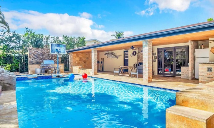 Sunrise House | Sunny Paradise w/Saltwater Pool Hot Tub & BBQ Grill 5 min to Sawgrass Mall