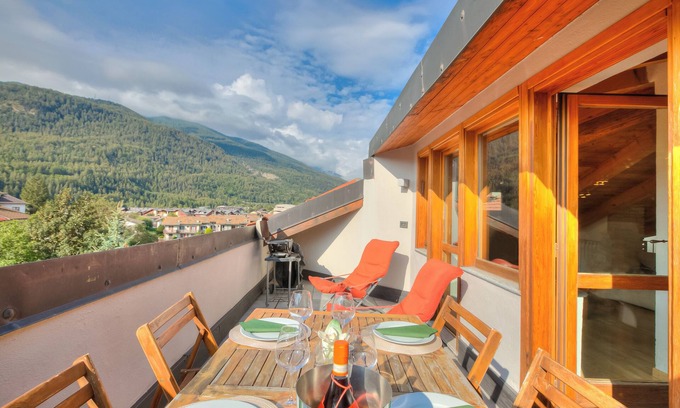 Oulx Apartment | Sunny Penthouse, Oulx, Italy
