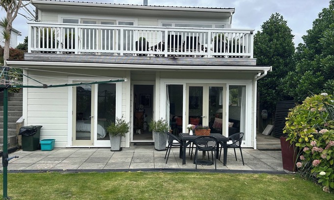 Wellington Apartment | Sunny, private 2 bedroom studio, sleeps 4
