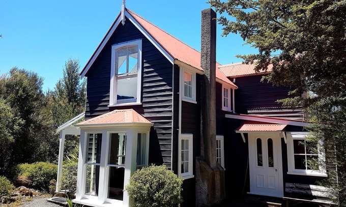 St. Arnaud House | Sunny, Private Cottage in St Arnaud