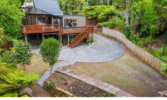 Titirangi House | Sunny, private retreat amongst the trees