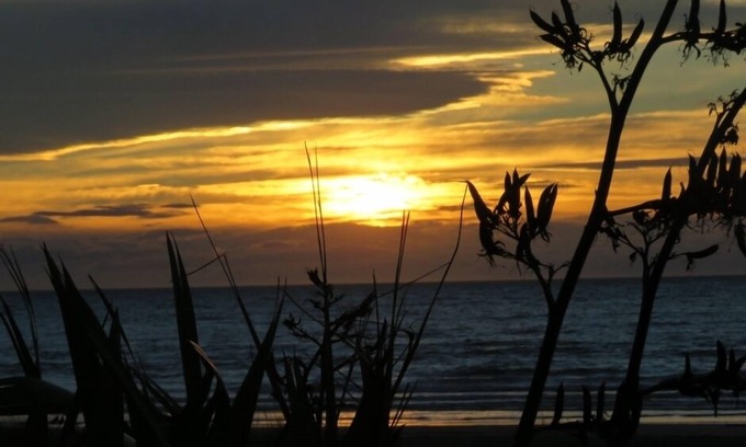 Mahia House | Sunny quiet bach by the beach