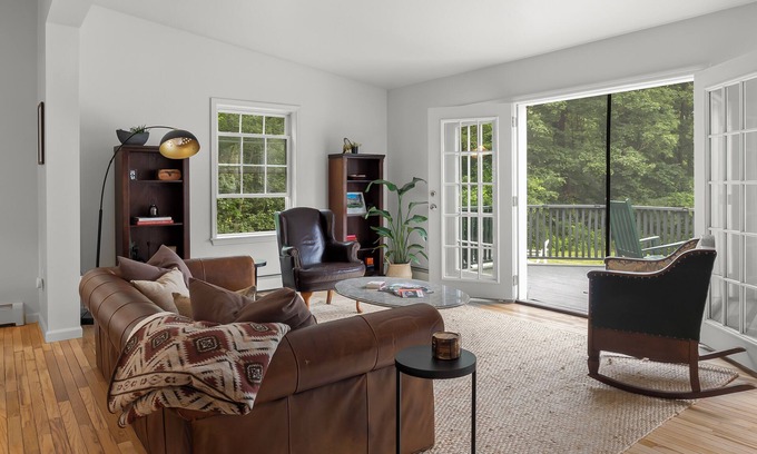 Hudson House | Sunny & relaxing pondside oasis min from heart of Hudson & Catskill