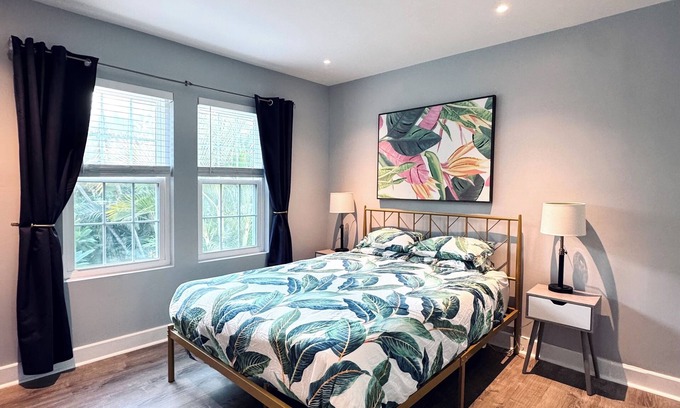 Southside House | Sunny Retreat: 2BR Cozy Cottage 5 min to Palm Beach!n