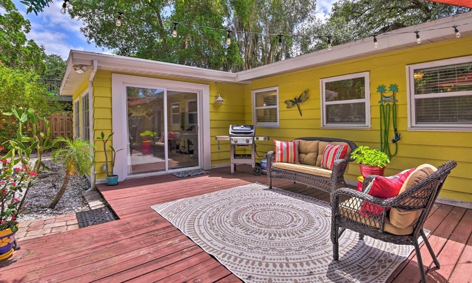 Alta Vista House | Sunny Sarasota Home w/Yard < 2 Mi to Downtown!
