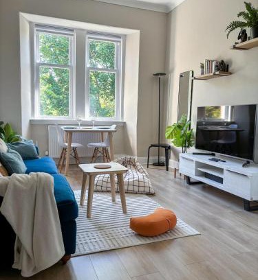 Merchiston Apartment | Sunny Scandi Edinburgh Retreat 1BR, Close to Murrayfield and Convenient Transportation to City Centre
