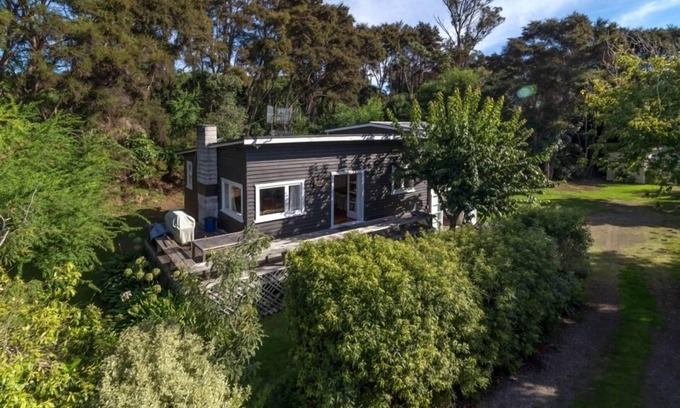 Hatepe House | Sunny, sheltered, spacious, 50 metres to the beach