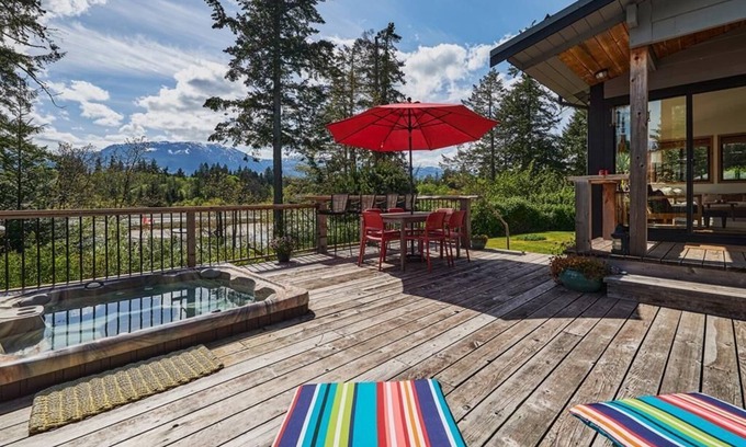 Fanny Bay House | Sunny Shores Beach House w/Mountain Views
