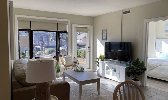 South Pandosy Condo | Sunny Side Condo w/pool - 5 min walk to the beach