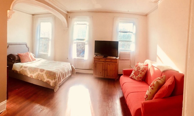 Newport Apartment | Sunny, Spacious Floor-Through Apartment - Downtown Jersey City - JCretreat