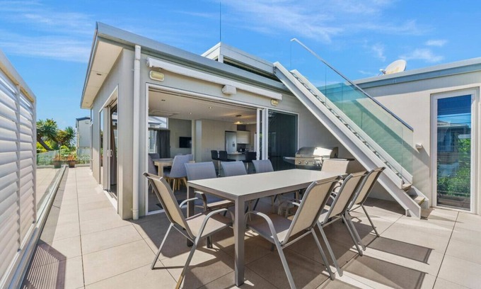 Mount Maunganui House | Sunny & Spacious Beach Villa