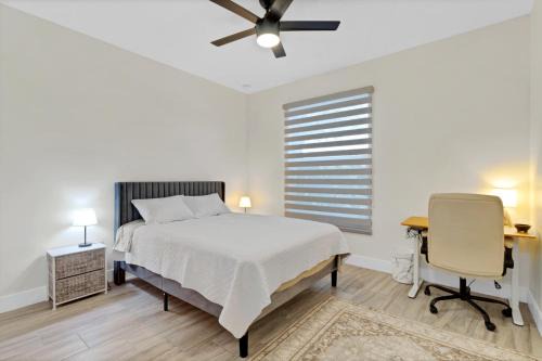 Wedgefield House | Sunny Stay Orlando Queen Room 2 with Shared Bath