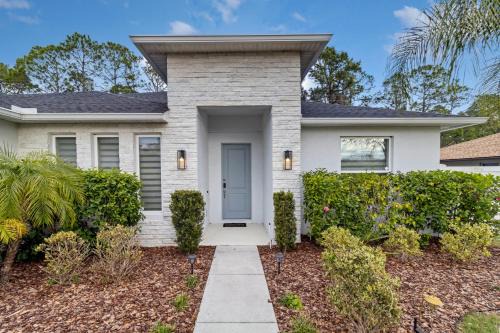 Wedgefield House | Sunny Stay Orlando Queen Room 3 with Shared Bath