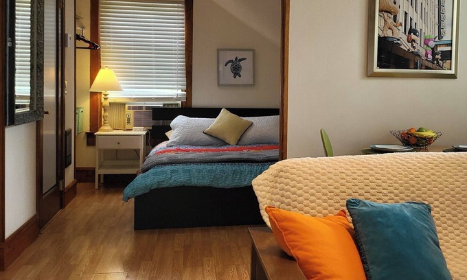 Everett Apartment | "Sunny Studio Retreat, Steps from Downtown"
