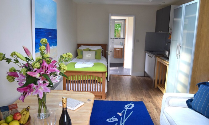 Oxford Apartment | Sunny Studio with parking and privacy in Oxford