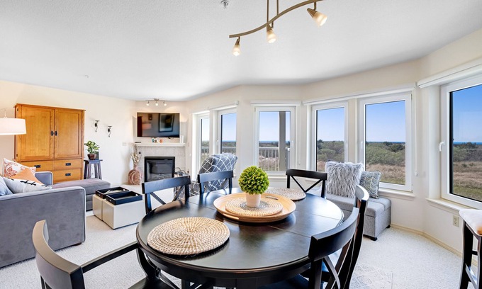 Long Beach House | Sunny & stylish oceanfront condo with WiFi, washer/dryer & private balcony