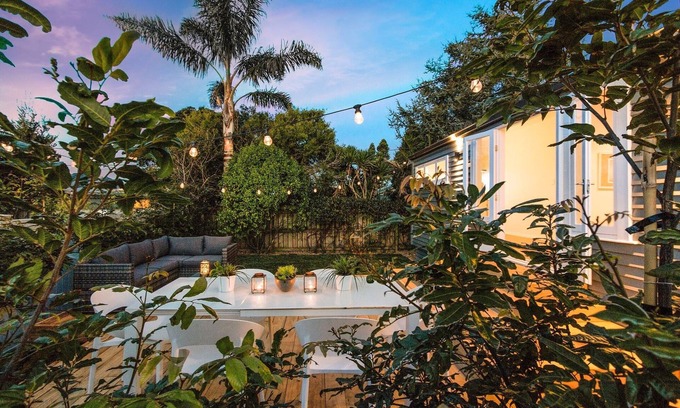 Auckland House | Sunny, Stylish, Sweet! Family-ready w/BBQ Deck. Close to Venues, Beaches, City.