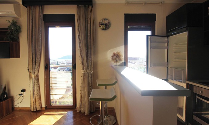 Lazi House | Sunny three-bedroom apartment in Budva
