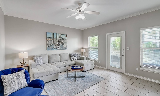 Corpus Christi House | Sunny townhouse with enclosed yard, washer/dryer, WiFi, & Netflix. Dog-friendly