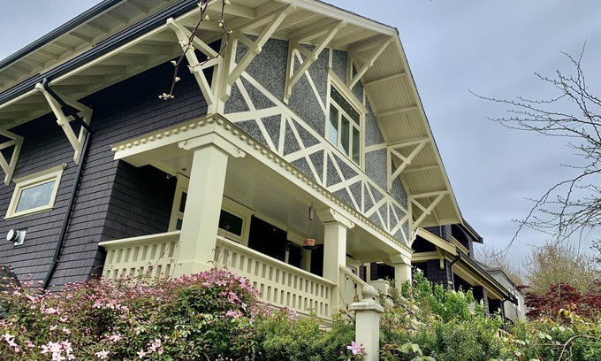 Kitsilano House | Sunny two bedroom heritage home in Kitsilano