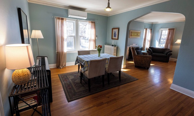 Carag Apartment | Sunny upstairs 1-bedroom apartment with AC, WiFi in charming Minneapolis