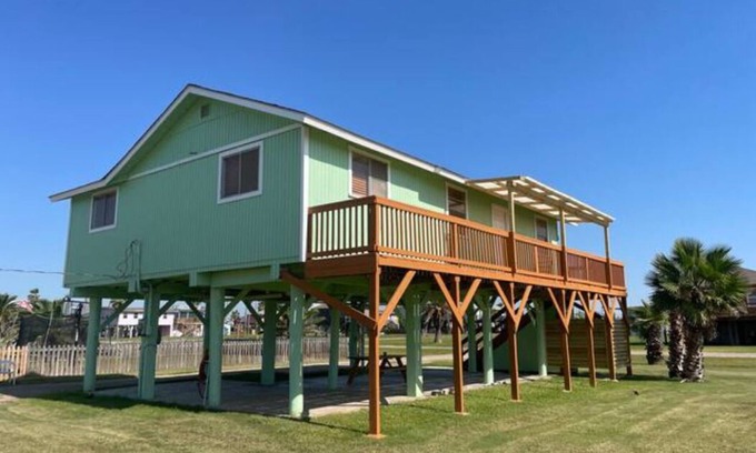 Surfside Beach House | Sunny Vista -2 Bd - Seconds From the Beach!