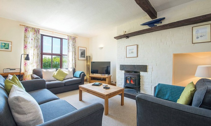 Manorbier Cottage | Sunnybank, holiday property Manorbier, Sleeps 6, 3 bedrooms, bathrooms