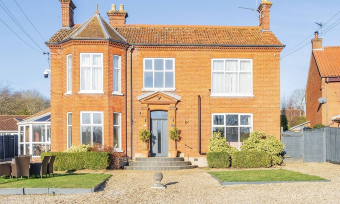 Buxton House | SUNNYMEADE, family friendly, with hot tub in Buxton, Norfolk