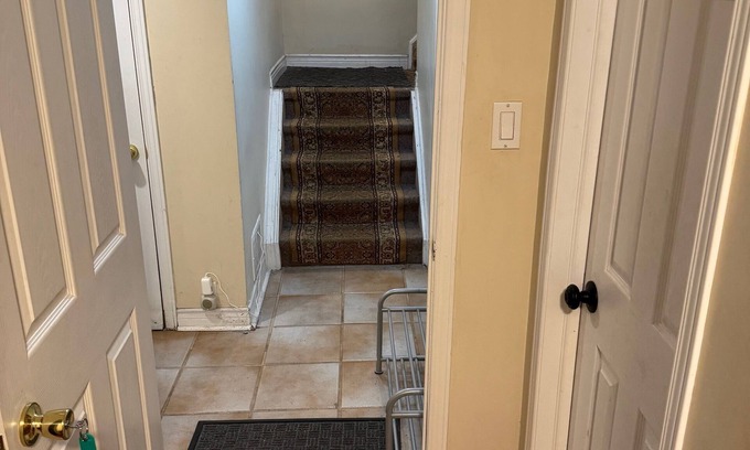 Central Erin Mills House | Sunnys Home Stays Toronto Mississauga Independent Access 1 B Rm Bath Kitchenette